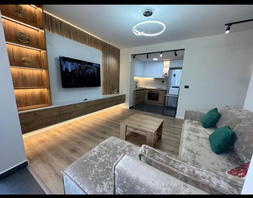 Peace And Love Luxury Apartment In Center, New Bazaar 2 تيرانا المظهر الخارجي الصورة