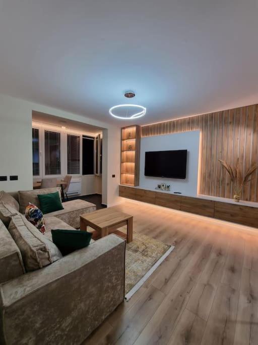 Peace And Love Luxury Apartment In Center, New Bazaar 2 تيرانا المظهر الخارجي الصورة